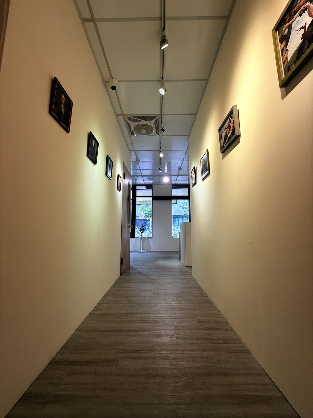 由林博身心科診所內部望向入口的走廊