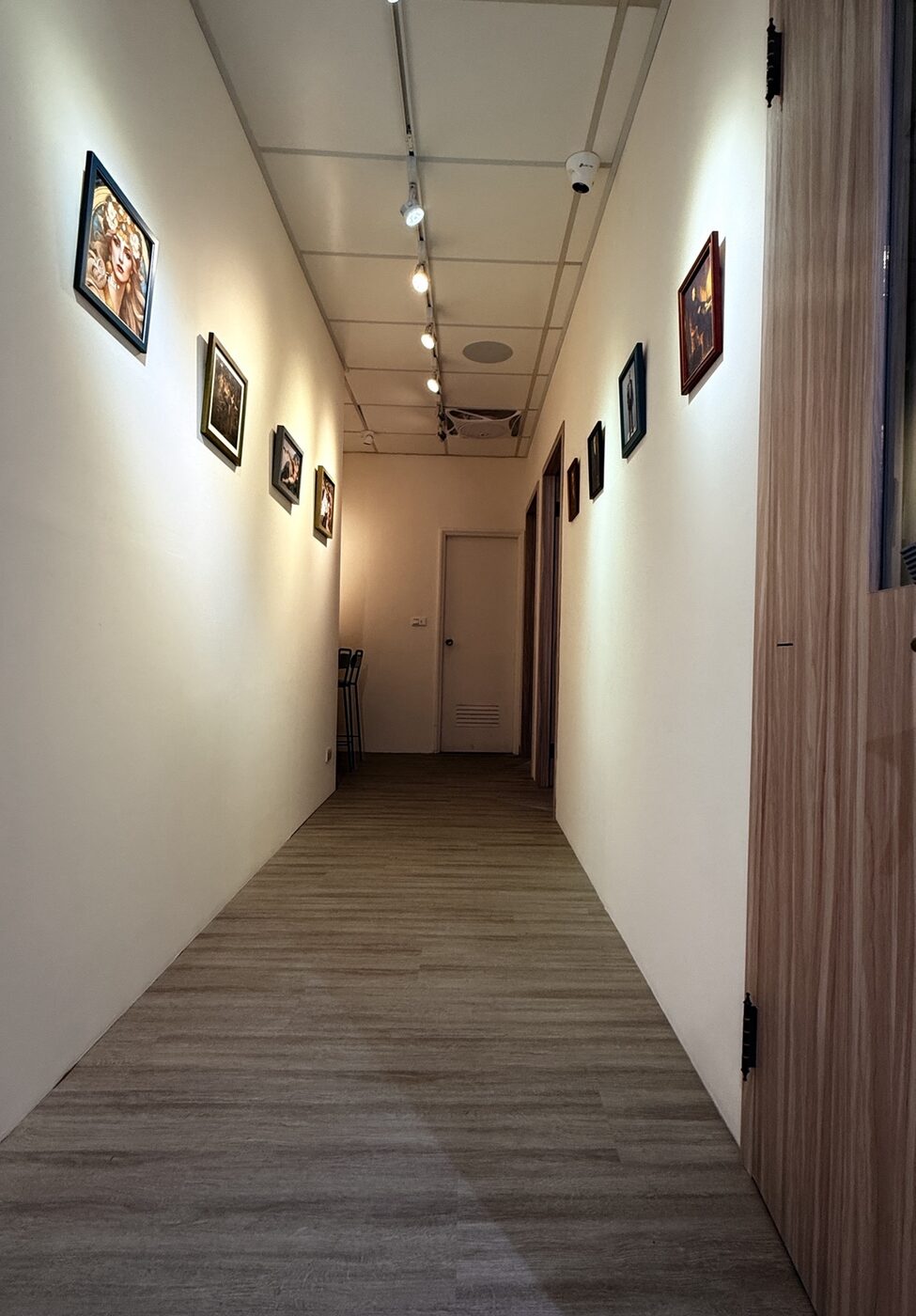 林博身心科診所室內走廊與牆面畫作